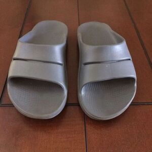 Oofos ooah gray comfort slide size 7